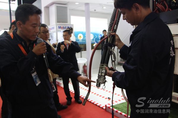 埃克森美孚工程师展示风电换油工程车的价值优势 \