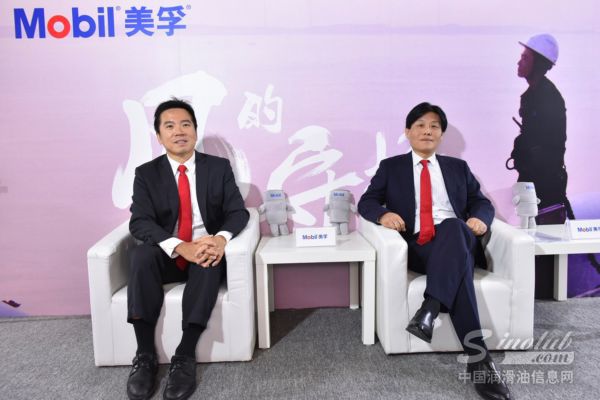 埃克森美孚(中国)投资有限公司副总经理黄卫防先生(左)和埃克森美孚(中国)投资有限公司总工程师周苏平先生(右)接受媒体采访 \
